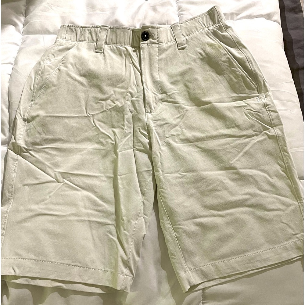 UNDER ARMOUR men’s white shorts, size 30, wrinkle due to folding, pre-loved - Picture 1 of 7